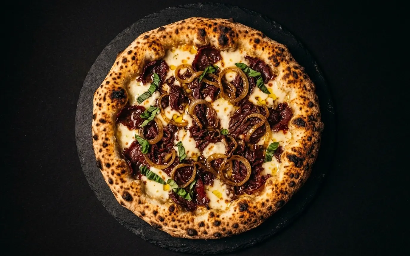 Pizza do mes vista de cima sobre ardosia preta